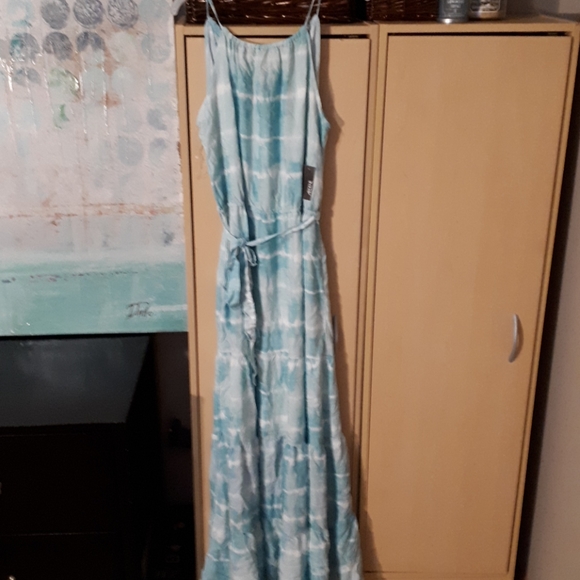 Cute flowy maxi dress!! - Picture 1 of 3